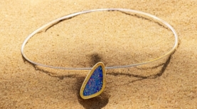 COLGANTE OPALO DOUBLET TRIANGULAR MULTICOLOR PLATA ORO