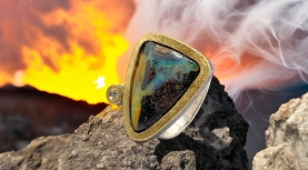 ANILLO OPALO BOULDER TRIANGULAR VOLCAN BRILLANTE PLATA ORO