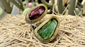 ANILLO TURAMLINA VERDE IRREGULAR Y ROSA OVAL PLATA ORO