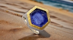 ANILLO TANZANITA BRUTO HEXAGONAL PLATA ORO