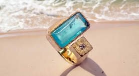 RECTANGULAR BLUE OPAL RING WITH DIAMOND PRINCESS CUT IN GOLD