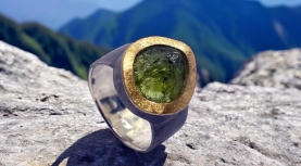 ANILLO OLIVINA BRUTO REDONDO ORO