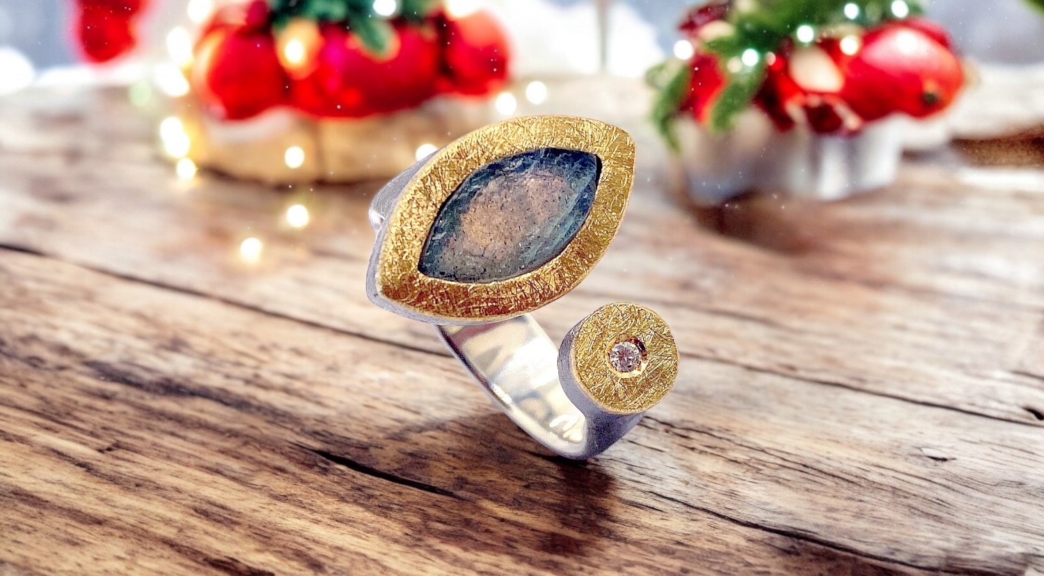 leaf rough labradorite ring with diamond in silver and gold