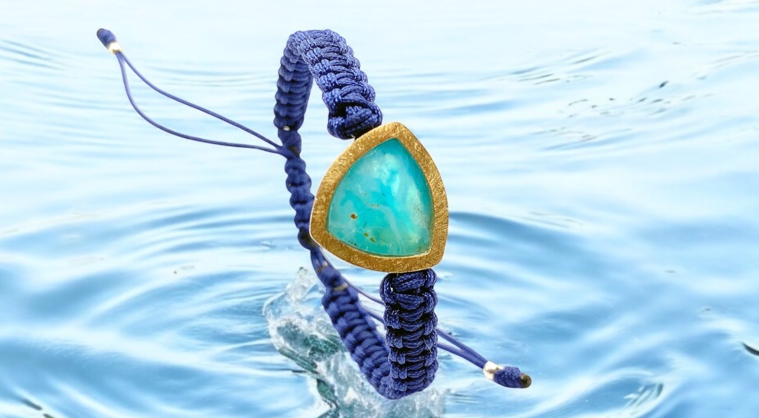 brazalete opalo andino azul triangular macrame azul marino plata oro