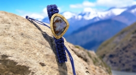TRIANGULAR AUSTRALIAN BOULDER OPAL BLUE MACRAME BRACELET IN SILVER AND GOLD