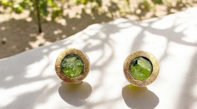 ROUND ROUGH PERIDOT EARRINGS IN SILVER AND GOLD