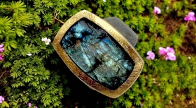 RECTANGULAR ROUGH LABRADORITE RING IN SILVER AND GOLD